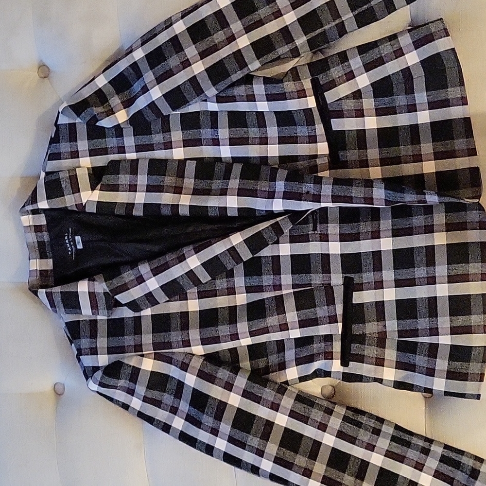 Tahari women's blazer. Size 10. Checkered.